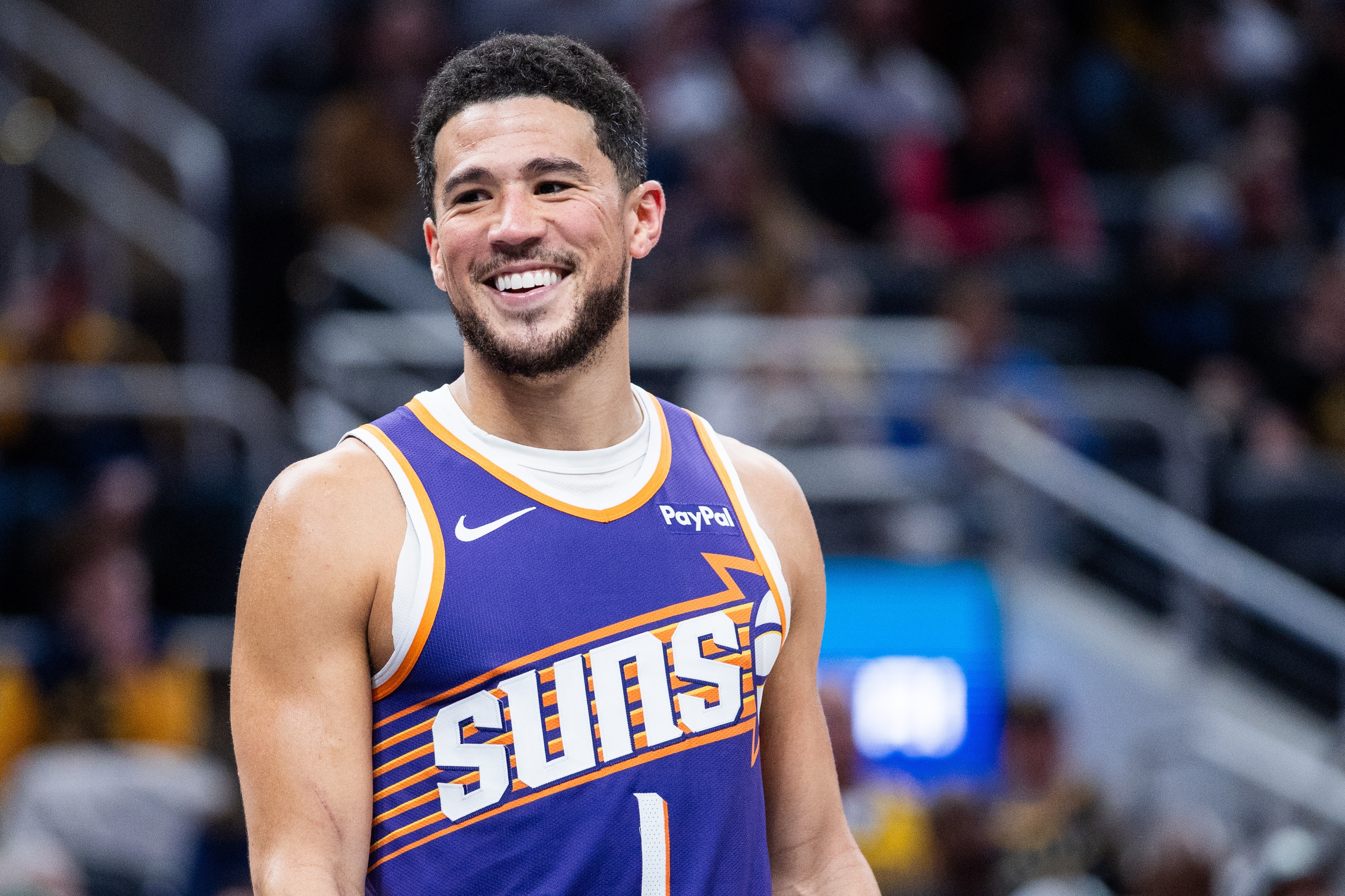 搜狐体育-时间刚刚好！布克持球单打 连续晃动后干拔中投压哨命中